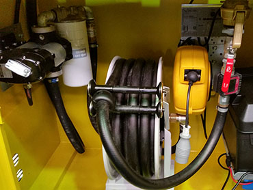 Transporttank mit aufrollbarem Stromkabel und Tankschlauch